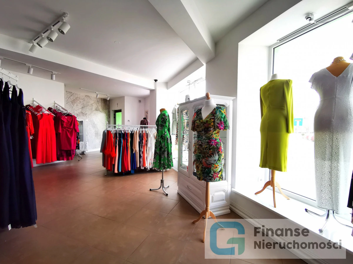 🏢 Lokal użytkowy 103 m² w ścisłym centrum | Rawa Mazowiecka, Plac Piłsudskiego 10 | duże witryny | dwa wejścia