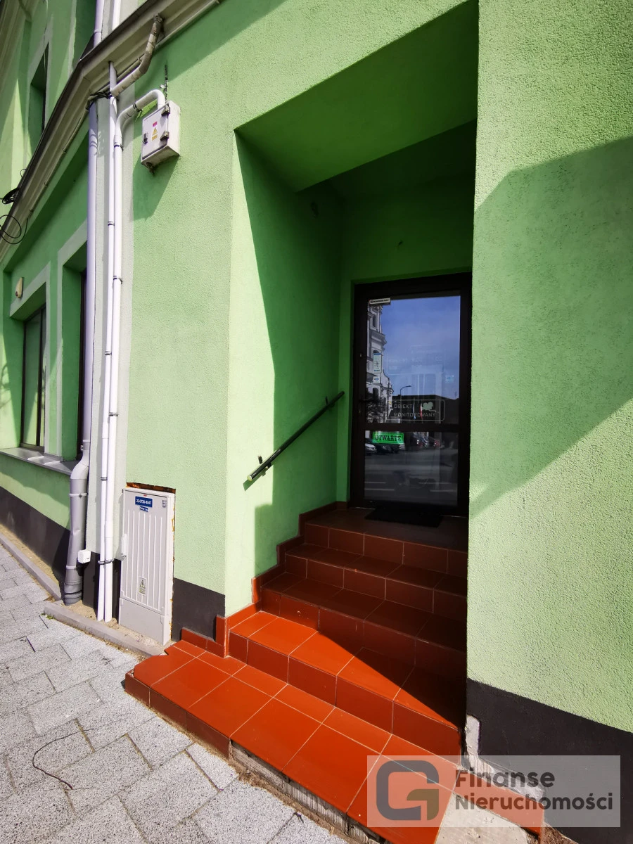 🏢 Lokal użytkowy 103 m² w ścisłym centrum | Rawa Mazowiecka, Plac Piłsudskiego 10 | duże witryny | dwa wejścia